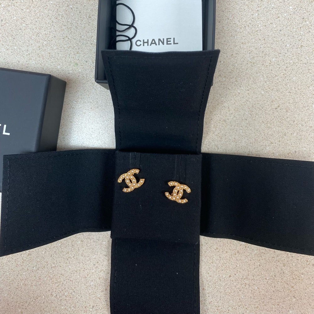 Chanel pearl earrings